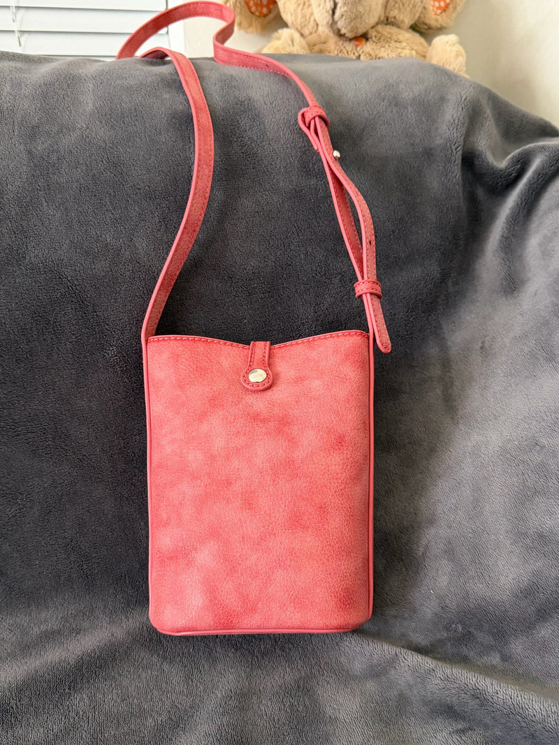 HAND-WAXED VEGETABLE-TANNED COWHIDE