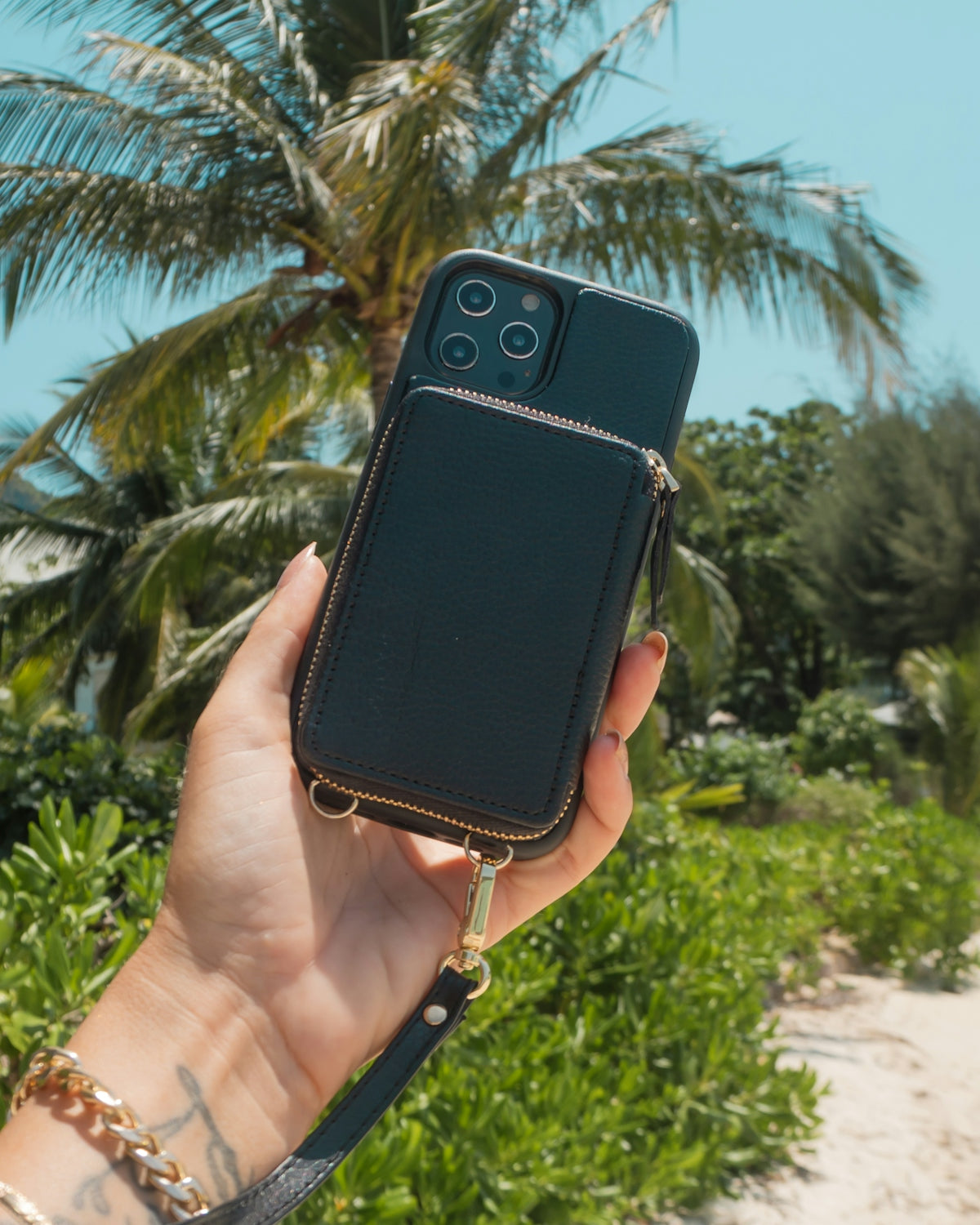 una persona che tiene un telefono cellulare