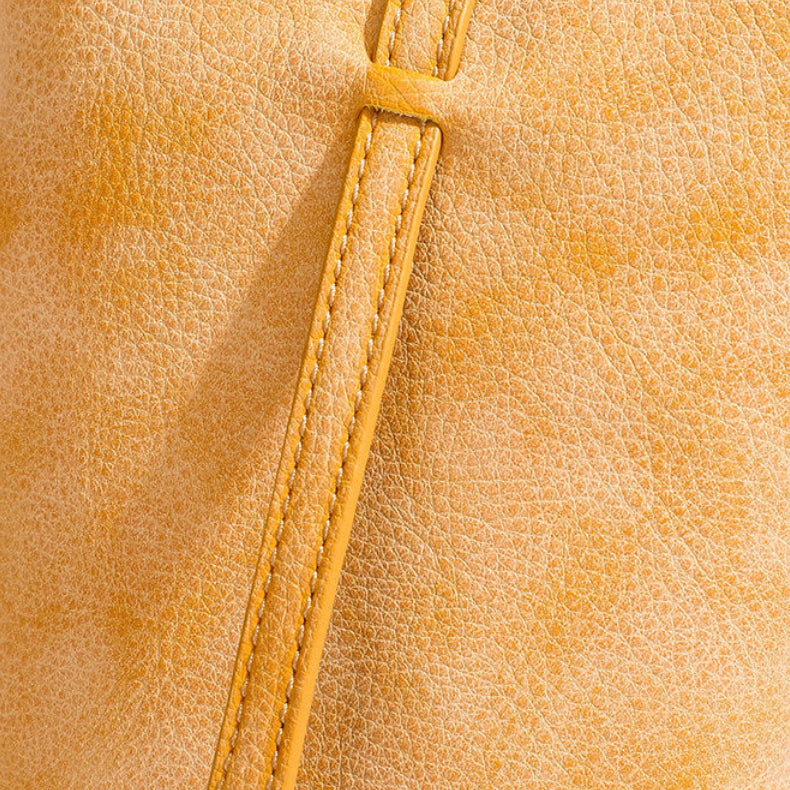 MUGRS women's leather crossbody bag – grain close-up, chrome-free vegetable-tanned, waxed finish