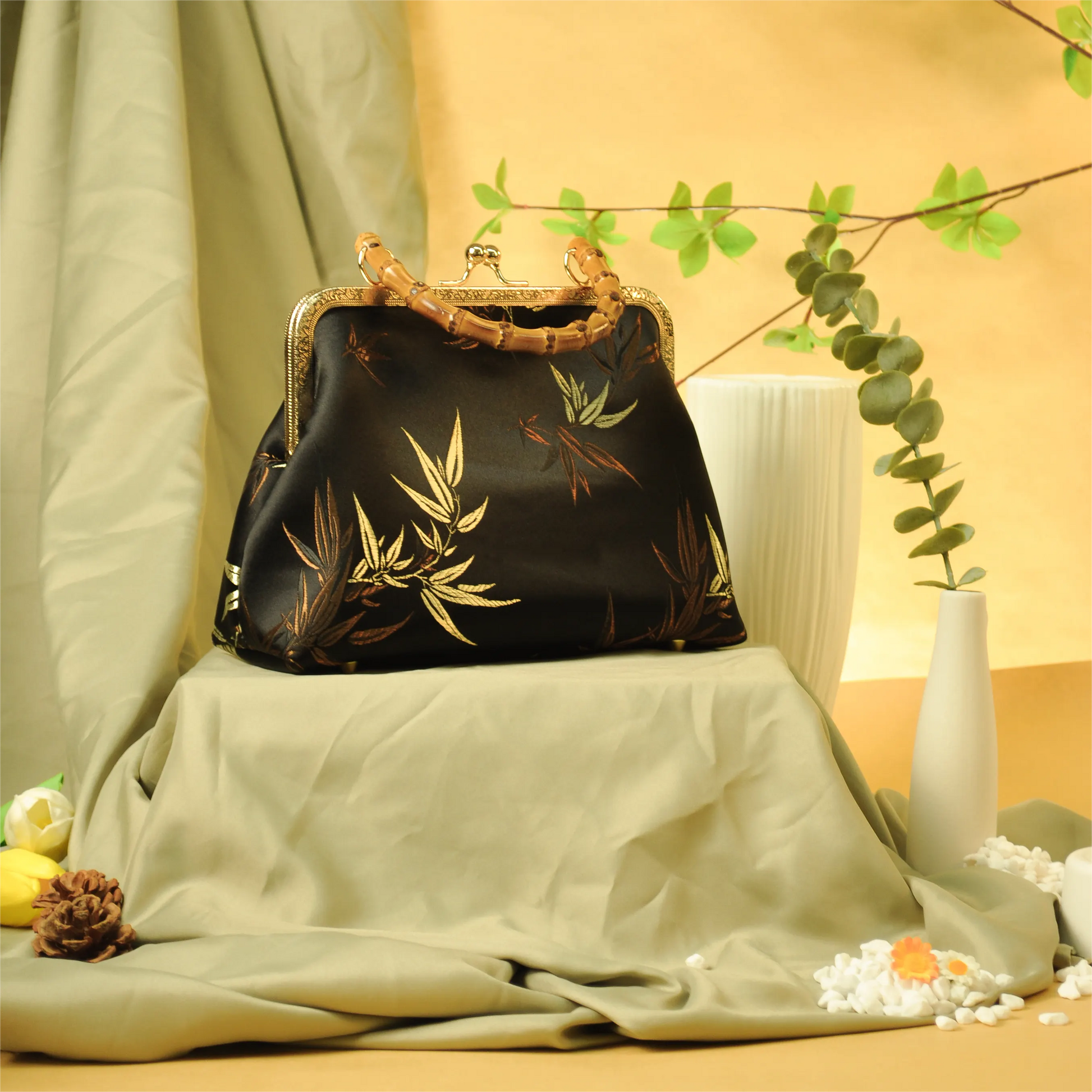 Mugrs Embroidery Elegant Atmosphere Tote