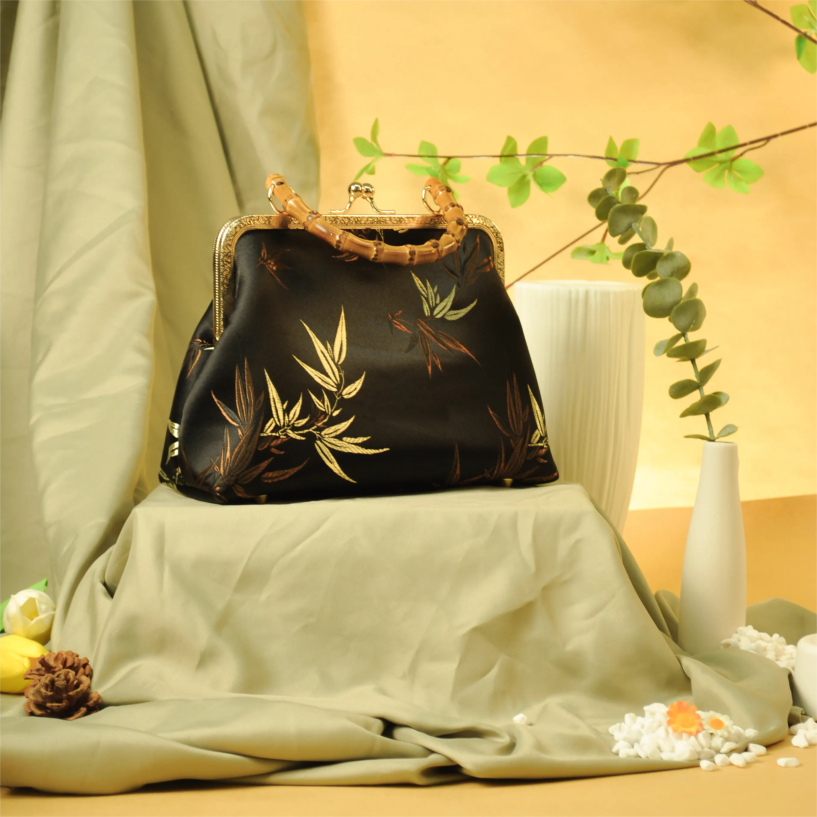 Mugrs Embroidery Elegant Atmosphere Tote