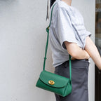 Mini sac à bandoulière en cuir simple avec bouton Mugrs™