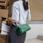 Mini sac à bandoulière en cuir simple avec bouton Mugrs™