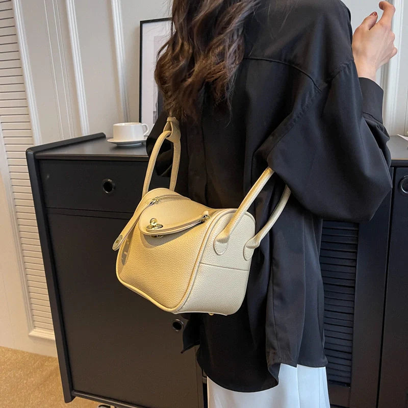Sac à main de luxe en cuir de vache avec boucle dorée Mugrs™