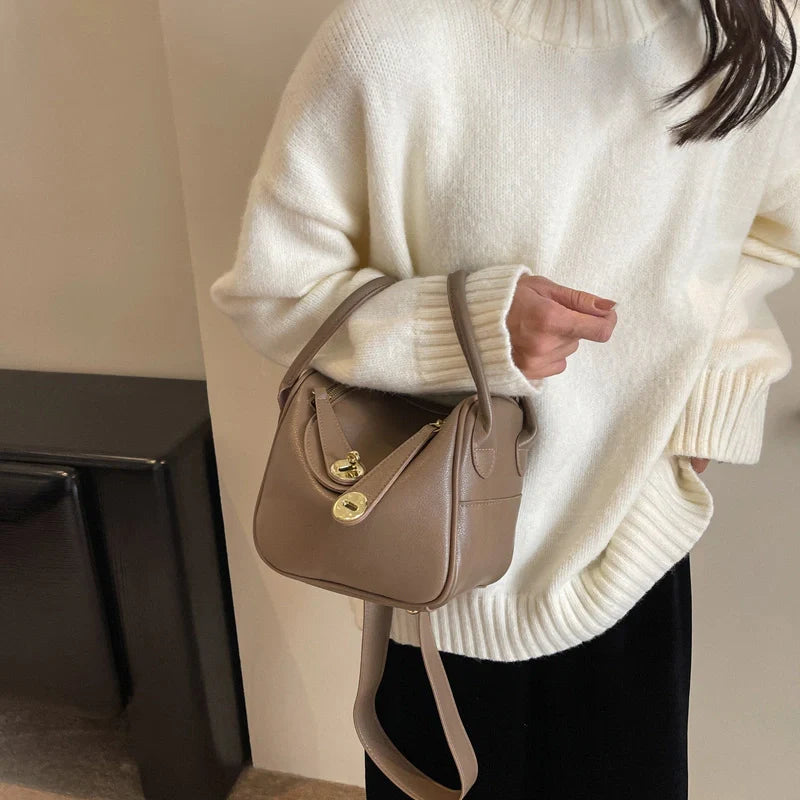 Sac à main de luxe en cuir de vache avec boucle dorée Mugrs™