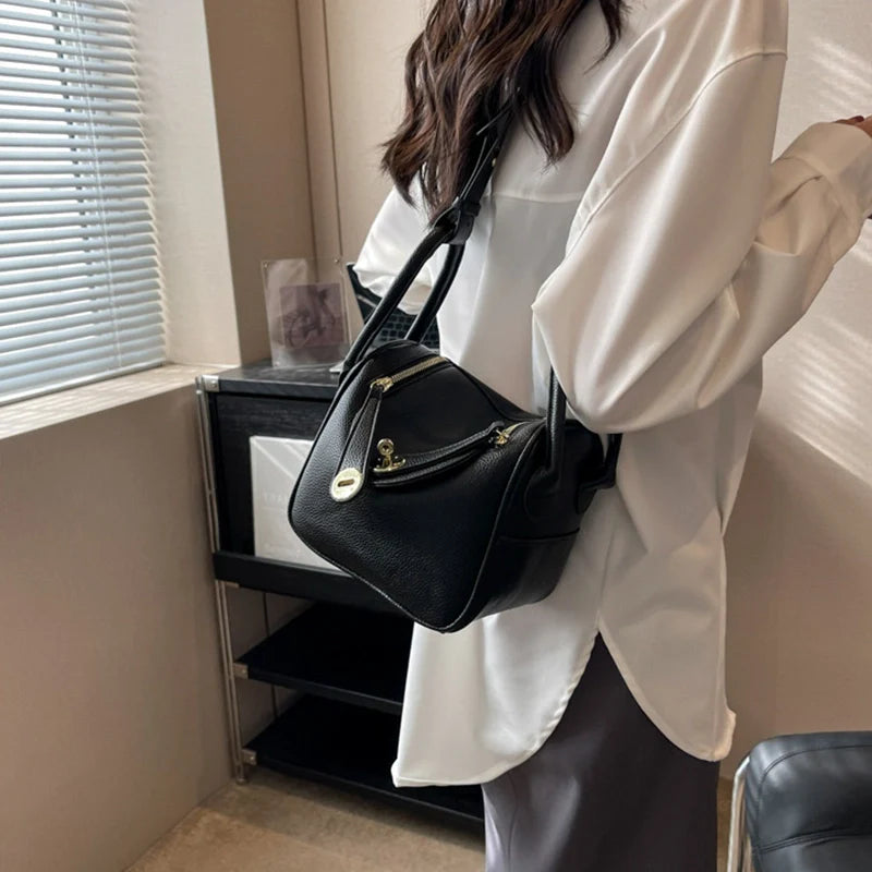Sac à main de luxe en cuir de vache avec boucle dorée Mugrs™