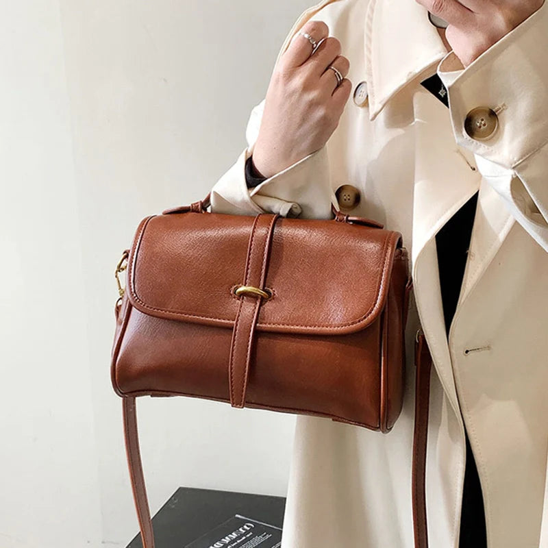Sac messager à bandoulière à petit rabat Mugrs™