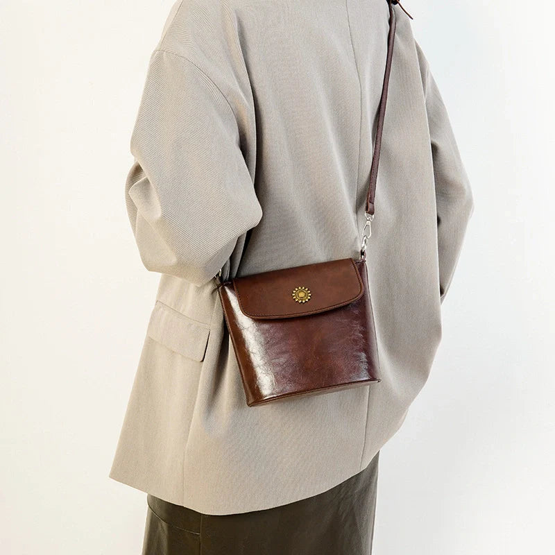 Mugrs™ Clutch in Lederoptik mit Kettenriemen
