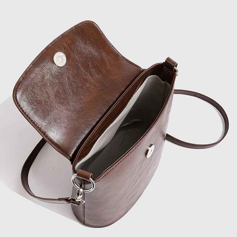 Mugrs™ Clutch in Lederoptik mit Kettenriemen