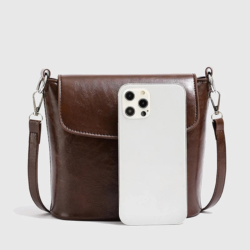 Mugrs™ Clutch in Lederoptik mit Kettenriemen