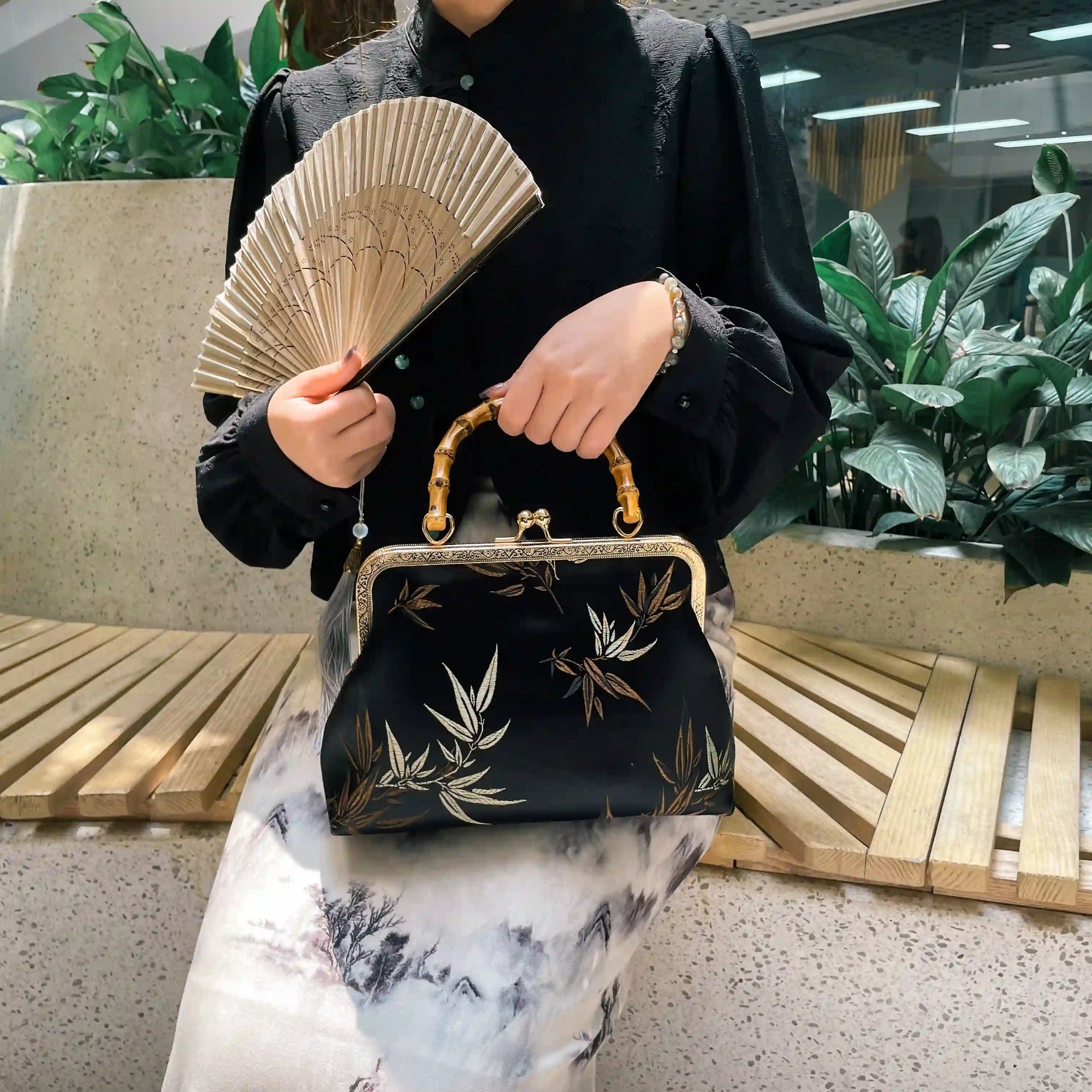 Mugrs™ 2-In-1 Embroidery Elegant Atmosphere Tote & Crossbody Bag