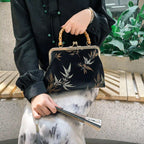 Mugrs™ 2-in-1-Tragetasche und Umhängetasche mit Stickerei im eleganten Ambiente